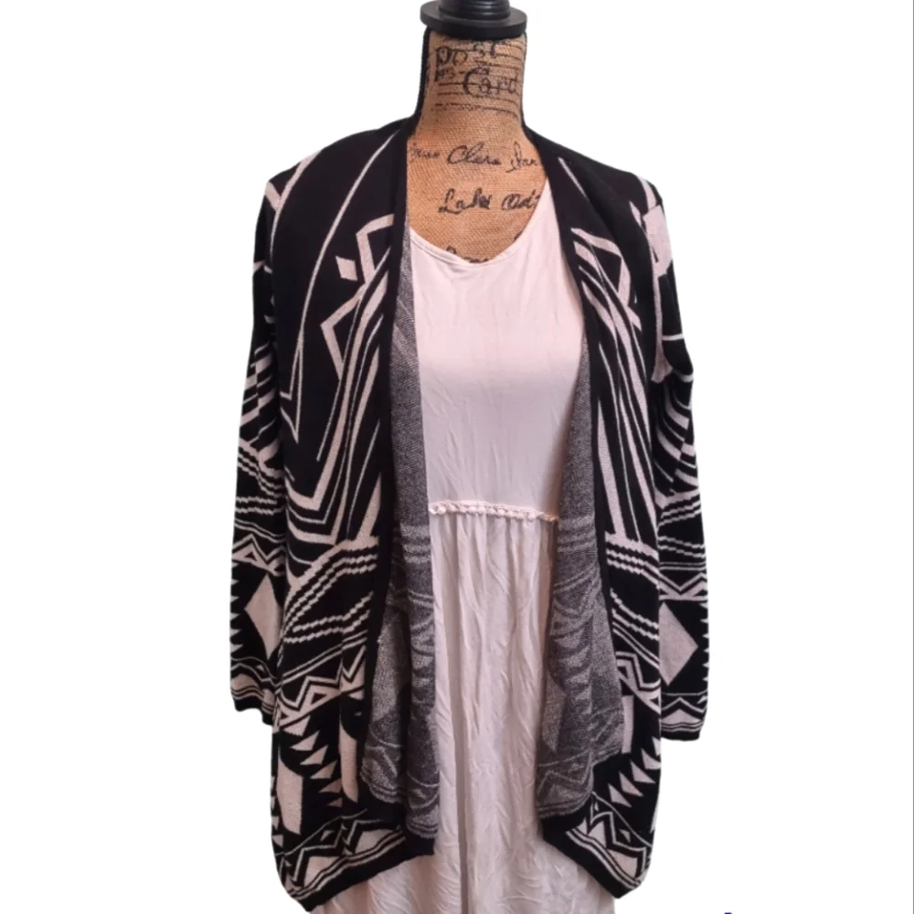Black and White Waterfall Torrid Cardigan Size 0 - Picture 3 of 11